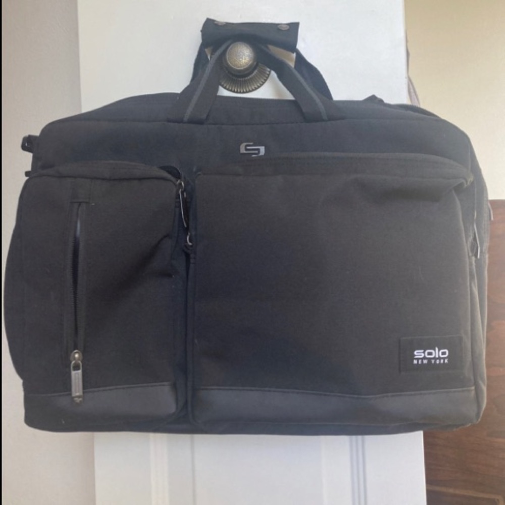 Black Solo New York laptop shoulder bag.